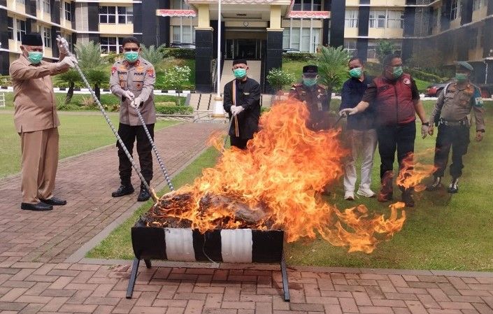 Kapolda Sumbar, Irjen Pol. Djati Wiyoto, memimpin pemusnahan narkoba di depan Markas Polda Sumbar pada Selasa (18/8/2026). Foto: Qadri Hayatul/Kabarminang.com
