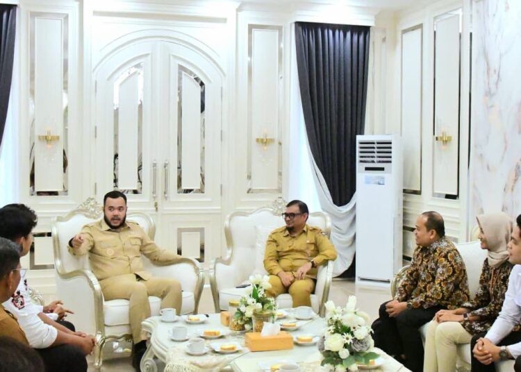 Wali Kota Padang Fadly Amran memberikan motivasi kepada Duta GenRe Kota Padang 2025 sekaligus Duta GenRe Sumbar Muhamad Fakhri saat audiensi di Kediaman Resmi Wali Kota Padang, Selasa (18/8/2026).