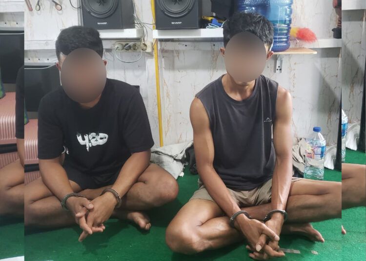 Polisi menangkap dua pria di lantai dua sebuah rumah di Jorong Koto Tuo Mungka, Nagari Mungka, Kecamatan Mungka, Lima Puluh Kota, Sumatera Barat, pada Selasa (18/8/2026) sekitar pukul 07.30 WIB karena diduga mengedarkan dan memakai sabu-sabu. Foto: Polres 50 Kota