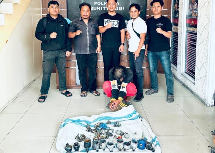 Polisi menangkap seorang pria di Jalan Gurun Panjang, Kelurahan Pakan Kurai, Kecamatan Guguak Panjang, Bukittinggi (Depan Elna Cake & Bakery), pada Senin (17/8/2026) sekitar pukul 10.00 WIB karena diduga mencuri sebelas meteran air. Foto: Polresta Bukittinggi