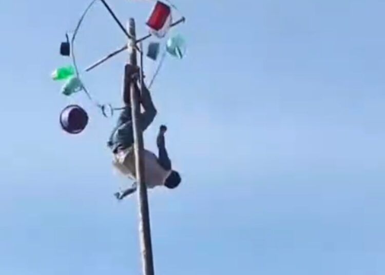 Seorang peserta panjat pinang terjatuh pada perayaan Hari Ulang Tahun (HUT) RI di Kabupaten Labuhanbatu Selatan, Sumatera Utara. Foto: Tangkapan layar media sosial