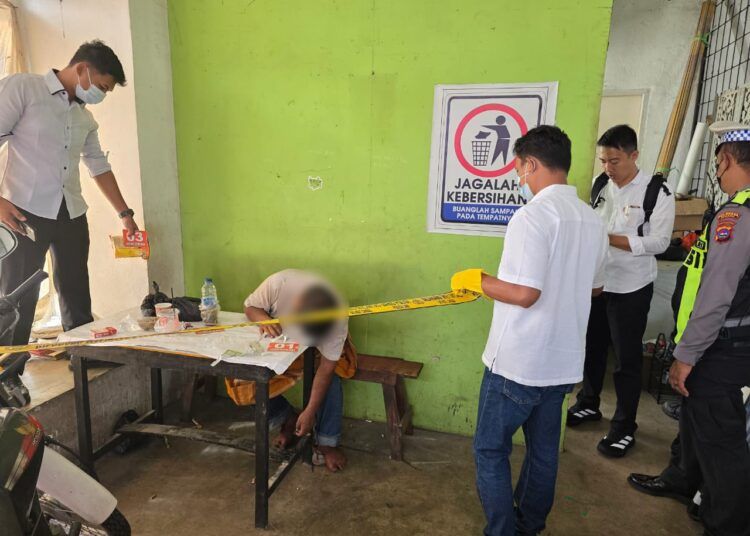 Sesosok mayat pria ditemukan di dalam gudang penyimpanan gas LPG SPBU Wowo di Jalan Veteran, Kecamatan Padang Barat, Kota Padang, Sumatera Barat, pada Rabu (19/8/2026) pagi. Foto: Polsek Padang Barat
