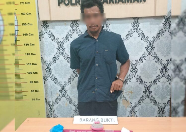 Polisi menangkap pria berinisial ZL (39) di sebuah pos ronda di Desa Ampalu, Dusun Timur, Kecamatan Pariaman Utara, Kota Pariaman, Sumatera Barat, pada Minggu (16/8/2026) sekitar pukul 00.30 WIB karena diduga terlibat dalam peredaran sabu-sabu. Foto: Polres Pariaman