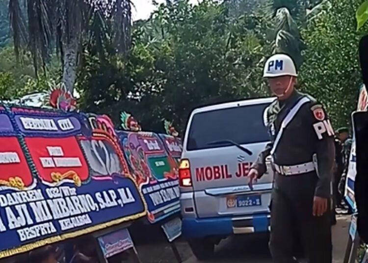 Jenazah Pratu Rizki Kurniawan tiba di rumah duka di Jorong Kampuang Koto, Nagari Sungai Gayo Lumpo, Kecamatan IV Jurai, Pesisir Selatan, Rabu (19/8/2026). Pratu Rizki gugur dalam kontak tembak di Distrik Jila, Papua Tengah.