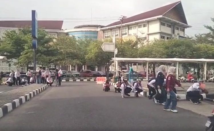 Beredar di media sosial belasan mahasisa baru (maba) Universitas Negeri Padang (UNP) berjalan jongkok saat masuk kampus dengan diawasi oleh mahasiswa senior. Mereka mengenakan seragam putih hitam dengan sejumlah atribut, mulai dari topi hingga kertas karton yang dikalungkan menyerupai tanda pengenal.