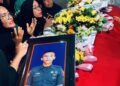 Warga Berjejer Beri Penghormatan Saat Jenazah Pratu Rizki Kurniawan Melintas di Pesisir Selatan