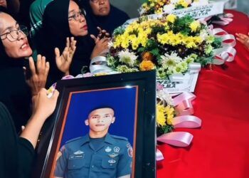 Warga Berjejer Beri Penghormatan Saat Jenazah Pratu Rizki Kurniawan Melintas di Pesisir Selatan