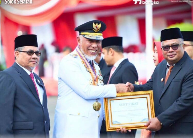 Gubernur Sumatera Barat Mahyeldi menyerahkan Anugerah Adinata Syariah kepada Sekda Solok Selatan Syamsurizaldi usai upacara HUT ke-81 RI di Istana Gubernur Sumbar, Senin (17/8/2026).