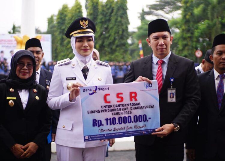 Kepala Cabang Bank Nagari Pulau Punjung Rusdi menyerahkan bantuan Corporate Social Responsibility (CSR) senilai Rp110 kepada Bupati Dharmasraya Annisa Suci Ramadhani seusai upacara detik-detik Proklamasi Kemerdekaan Republik Indonesia di halaman Kantor Bupati Dharmasraya, Senin (17/8/2026).