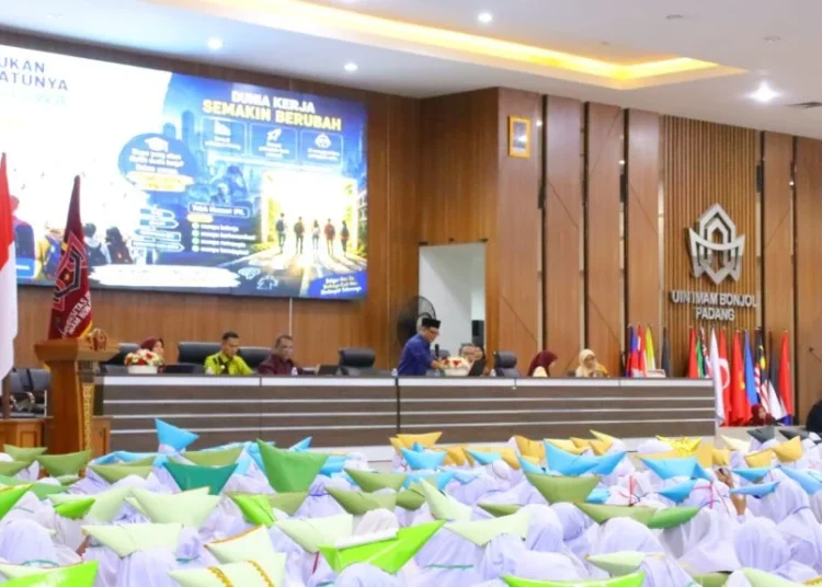 Dosen Komunikasi Penyiaran Islam Fakultas Dakwah dan Ilmu Komunikasi UIN Imam Bonjol Padang, Abdullah Khusairi, memberikan pembekalan kepada mahasiswa baru dalam Roadmap Mahasiswa Sukses dalam rangkaian Pengenalan Budaya Akademik dan Kemahasiswaan pada Rabu (19/8/2026). Foto: UIN Imam Bonjol Padang