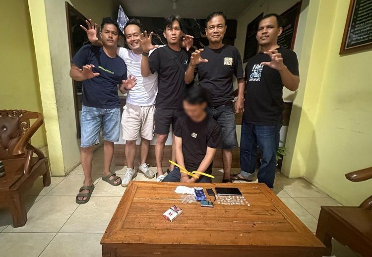 Polisi menangkap seorang pemuda di Kampung Sungai Aqsa, Nagari Tigo Sungai Inderapura, Kecamatan Pancung Soal, Pesisir Selatan, Sumatera Barat, pada Selasa (18/8/2026) pukul 16.00 WIB karena membawa 20 paket sabu-sabu. Foto: Polsek Pancung Soal