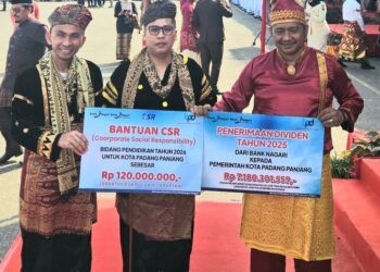Pemimpin Cabang Bank Nagari Padang Panjang, Handre Irviyandi, berfoto bersama Wali Kota Hendri Arnis yang didampingi Wakil Wali Kota Allex Saputra setelah penyerahan dividen tahun buku 2025 di Lapangan Khatib Sulaiman Bancalaweh, pada Senin (17/8/2026). Foto: Pemko Padang Panjang