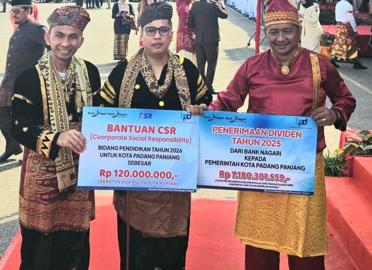 Pemimpin Cabang Bank Nagari Padang Panjang, Handre Irviyandi, berfoto bersama Wali Kota Hendri Arnis yang didampingi Wakil Wali Kota Allex Saputra setelah penyerahan dividen tahun buku 2025 di Lapangan Khatib Sulaiman Bancalaweh, pada Senin (17/8/2026). Foto: Pemko Padang Panjang