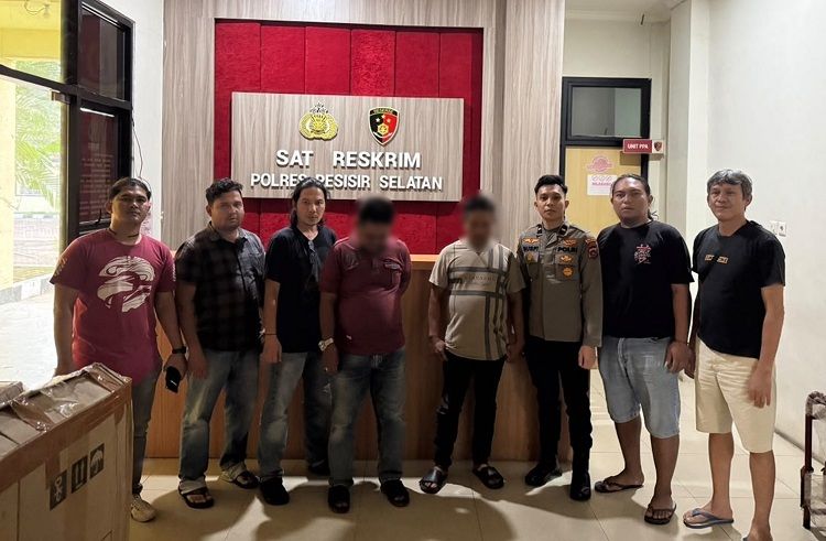 Polisi menangkap dua orang di Kecamatan IV Jurai, Pesisir Selatan, Sumatera Barat, pada Rabu (19/8/2026) sore karena diduga berjudi toto gelap (togel). Foto: Polres Pesisir Selatan