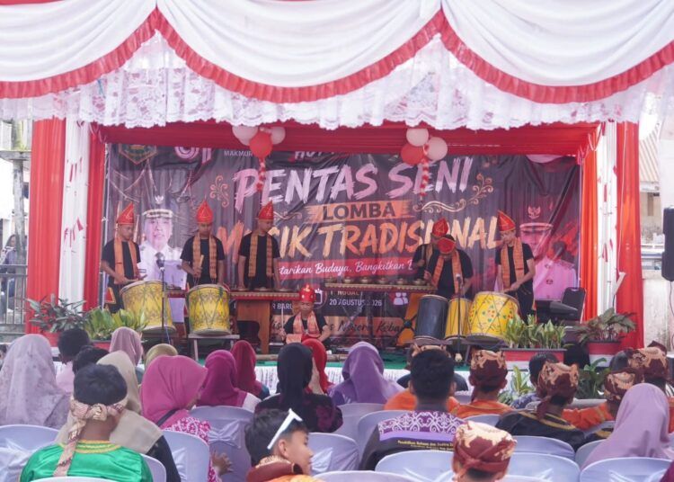 Sejumlah pelajar SMP dan MTs di Kota Padang Panjang, Sumatera Barat, menunjukkan kemampuan bermusik dalam Pentas Seni Lomba Musik Tradisional antarpelajar se-Kota Padang Panjang di halaman Kantor Lurah Pasar Baru, Kecamatan Padang Panjang Barat, Kamis (20/8/2026).