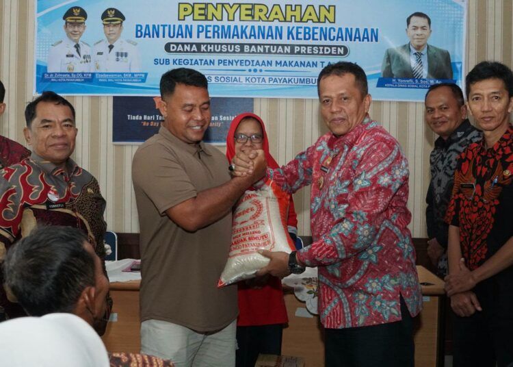 Wakil Wali Kota Payakumbuh Elzadaswarman menyerahkan secara simbolis Bantuan Presiden kepada warga terdampak bencana hidrometeorologi dan gagal panen di lobi Dinas Sosial Kota Payakumbuh, Kamis (20/8/2026).