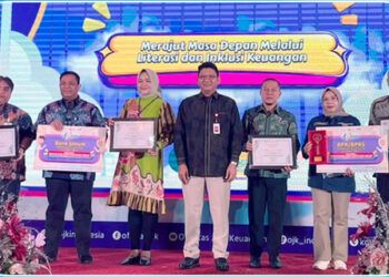 Bank Nagari menerima penghargaan “Bank Umum Implementasi KEJAR Terbaik di Sumatera Barat” dari OJK dalam acara Puncak Hari Indonesia Menabung (HIM) Sumatera Barat 2026 di UPI Exhibition Center Padang, Kamis (20/8/2026).