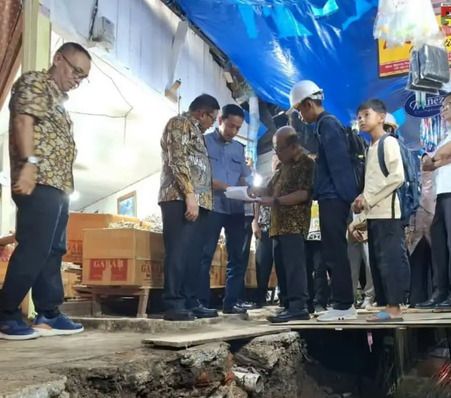 Wali Kota (Wako) Bukittinggi, Ramlan Nurmatias, meninjau pekerjaan revitalisasi drainase Pasar Bawah bersama sejumlah kepala SKPD, pada Kamis (20/8/2026).