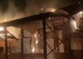 Rumah Kayu Diduga Tempat Kumpul Kebo Dibakar Warga di Pasaman Barat, Satu Orang Jadi Korban