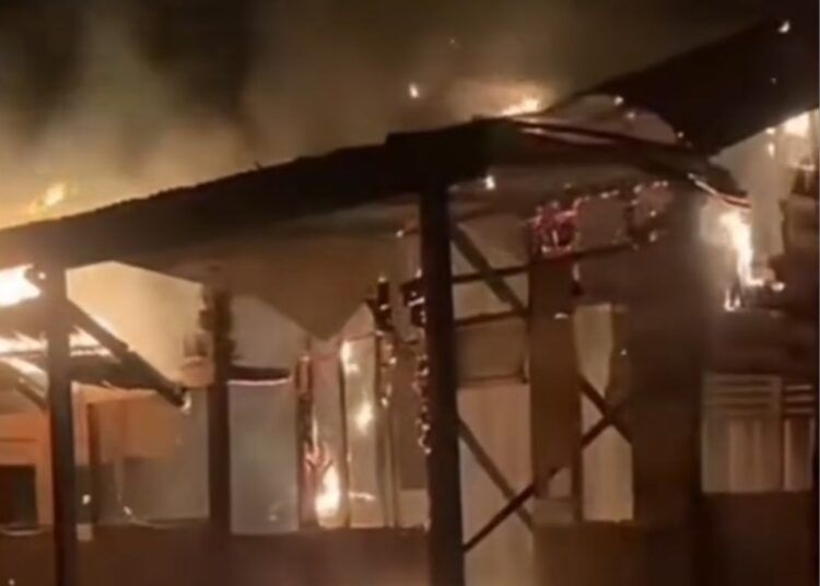 Bangunan berbahan kayu di Jorong Kampung Padang Utara, Nagari Air Bangis, Pasaman Barat, terbakar setelah dibakar warga, Jumat (21/8/2026) dini hari.
