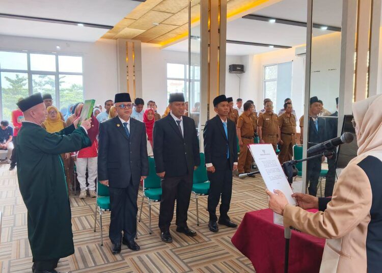 Wakil Bupati Dharmasraya Leli Arni melantik dan mengambil sumpah tujuh pejabat di lingkungan Pemkab Dharmasraya di Aula Kantor Bupati Dharmasraya, Selasa (18/8/2026).