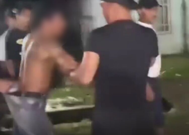 Sejumlah warga menangkap beberapa pria yang diduga terlibat dalam kasus penyekapan anak perempuan di Air Bangis, Pasaman Barat. Momen tersebut terekam dalam video dan beredar di media sosial.