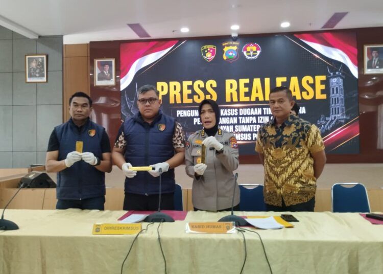 Polisi memperlihatkan emas batangan yang disita dari WNA asal India di Kota Solok dalam jumpa pers di Kantor Polda Sumbar pada Jumat (21/8/2026). Foto: Qadri Hayatul/Sumbarkita.id
