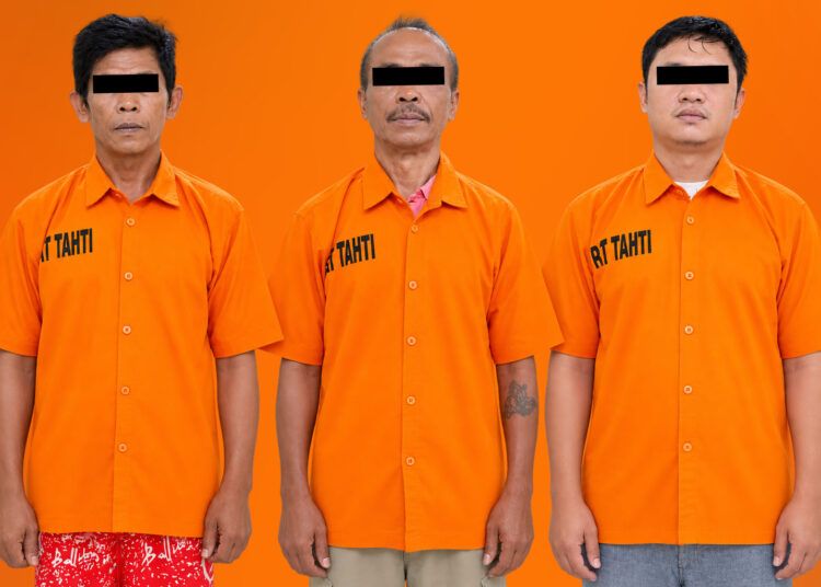 Polisi menangkap tiga orang saat menggerebek sebuah rumah di Kelurahan Bulakan Balai Kandi, Kecamatan Payakumbuh Barat, Kota Payakumbuh, Sumatera Barat (Sumbar), pada Kamis (20/8/2026) karena diduga mengedarkan dan memakai sabu-sabu. Foto: Polres Payakumbuh