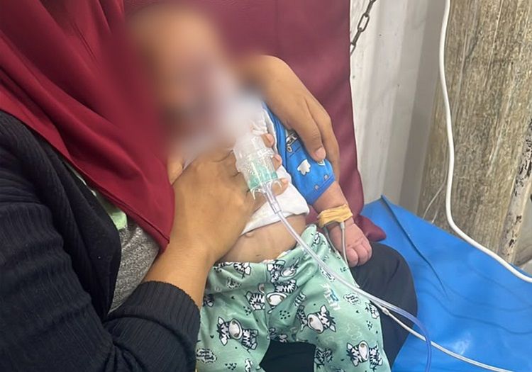 Seorang bayi di Kabupaten Solok berusia 40 hari mendapatkan penanganan medis di ke Rumah Sakit Ibu dan Anak Ananda Solok di Jalan Prof. M. Yamin, Pandan Ujung, Kota Solok, pada Minggu (16/8/2026) malam.