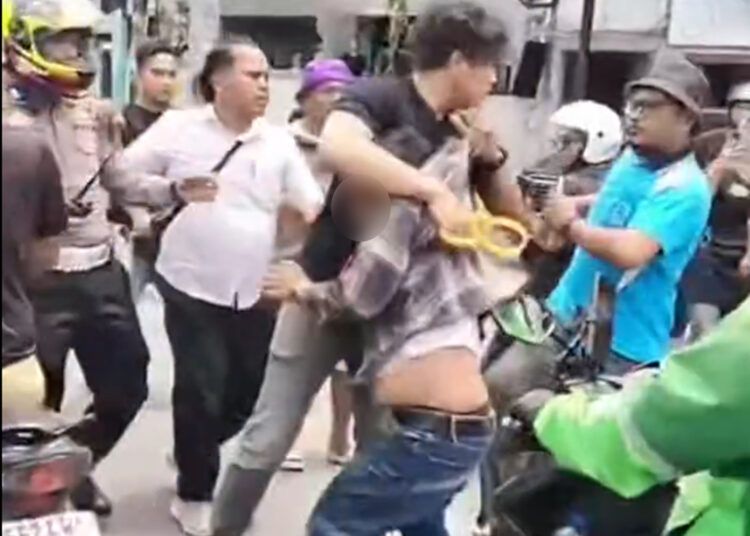 Mobil yang dikendarai dua pria asal Sumatera Barat diduga terlibat tabrak lari beruntun hingga diamuk massa di Jalan Merdeka, Kota Pematangsiantar, Jumat (21/8/2026).