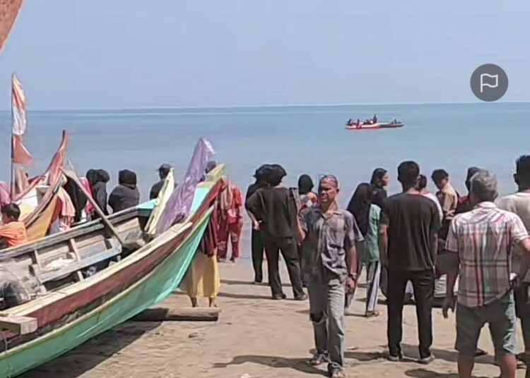 Tim SAR gabungan mengevakuasi jenazah mahasiswa ISI Padangpanjang, Rayhan Eriyandi (21), yang ditemukan setelah terseret ombak di Pantai Labuang Baruak, Batang Kapas, Pesisir Selatan, Sabtu (22/8/2026).