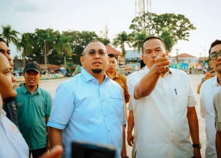 Wakil Ketua Komisi VI DPR RI, Andre Rosiade, saat meninjau GOR Rawang bersama Wali Kota Pariaman Yota Balad, meninjau Gor Rawang pada Jumat (21/8/2026).