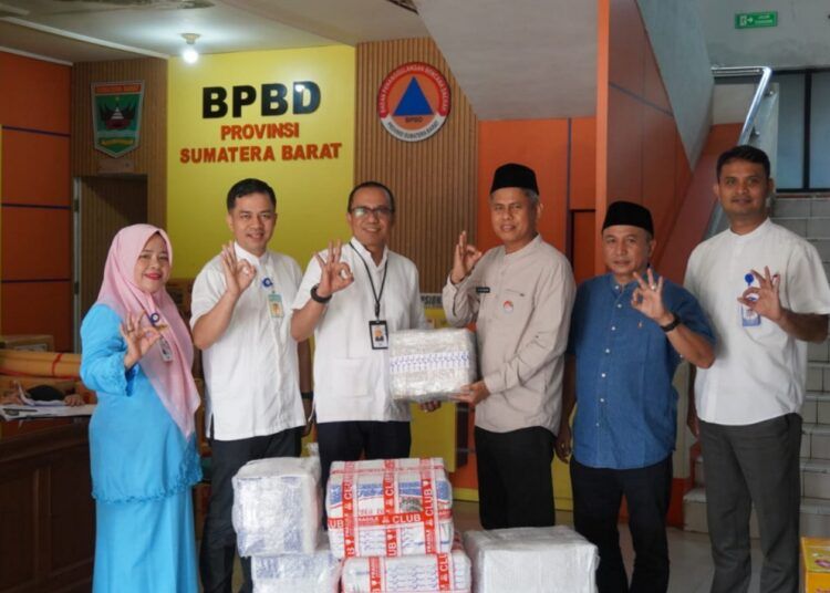 PT Bank Nagari menyalurkan bantuan 50 kilogram rendang melalui Badan Penanggulangan Bencana Daerah (BPBD) Sumatera Barat serta bantuan dana Rp50 juta melalui Asosiasi Bank Pembangunan Daerah (ASBANDA) untuk korban gempa di Nusa Tenggara Timur (NTT).