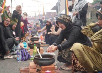 53 Kelompok Ikuti Lomba Masak Sambalado Tanak di Padang Panjang, Peserta Kenakan Baju Kuruang Basiba