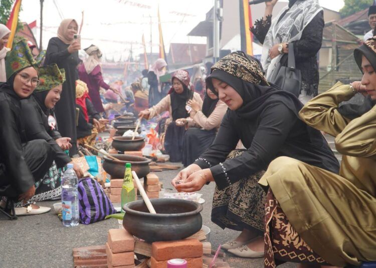 Sebanyak 53 kelompok mengikuti Lomba Memasak Sambalado Tanak menggunakan kayu bakar dalam rangkaian kegiatan Bukik Tui Barasok untuk memeriahkan HUT ke-81 Kemerdekaan Republik Indonesia di Kelurahan Tanah Hitam, Kecamatan Padang Panjang Barat, Kota Padang Panjang, Sumatera Barat, pada Sabtu (22/8/2026).