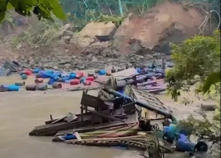 Longsor terjang tepi Sungai Kuantan, Silokek, Kabupaten Sijunjung, Sumatera Barat, pada Minggu (24/8/2026) sore. Foto: Tangkapan layar media sosial