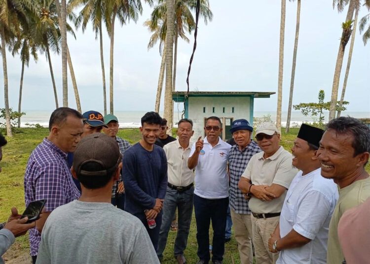 Kepala Dinas Perikanan Kabupaten Padang Pariaman, Alfian, mendampingi Tim Kementerian Kelautan dan Perikanan (KKP) RI bersama Pejabat Pembuat Komitmen (PPK) dan kontraktor pelaksana meninjau lokasi pembangunan KNMP pada Minggu (23/8/2026).
