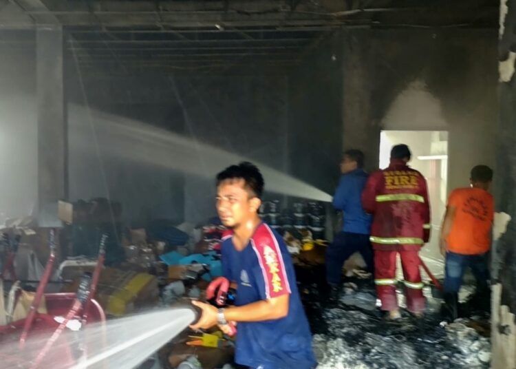 Petugas memadamkan api yang membakar sebuah rumah toko (ruko) di Korong Simpang, Nagari Katapiang, Kecamatan Batang Anai, Kabupaten Padang Pariaman, Sumatera Barat, pada Selasa (24/8/2026) pagi.