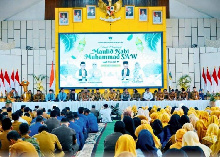 Bupati Solok Selatan H. Khairunas menyampaikan sambutan pada Peringatan Maulid Nabi Muhammad SAW di Aula Sarantau Sasurambi Kantor Bupati Solok Selatan, Senin (24/8/2026).