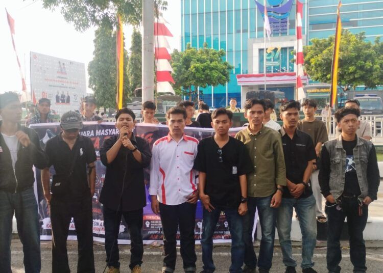 Massa Garda Muda Merah Putih (GMMP) menggelar aksi di depan kantor Perumda Air Minum Kota Padang, Senin (24/8/2026). Massa mendesak perbaikan layanan air bersih hingga audit terhadap perusahaan daerah tersebut.