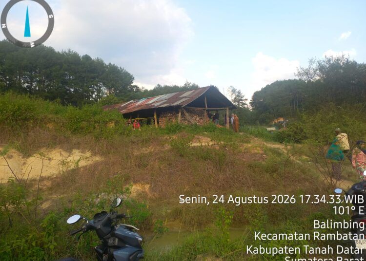 Seorang petani lanjut usia berinisial AF (70) ditemukan tewas dalam kondisi tergantung di sebuah gubuk percetakan batu bata di Ladang Laweh, Jorong Rambatan, Nagari Rambatan, Kecamatan Rambatan, Kabupaten Tanah Datar, Senin (24/8/2026) sore.