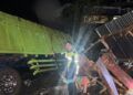 Truk Rem Blong Tabrak Dua Pagar Rumah dan Tiga Motor di Solok