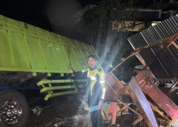 Truk Rem Blong Tabrak Dua Pagar Rumah dan Tiga Motor di Solok