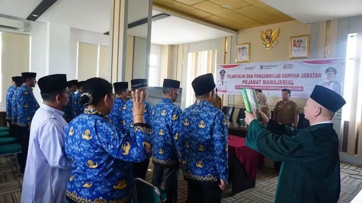 Wakil Bupati Dharmasraya Leli Arni melantik dan mengambil sumpah jabatan 13 pejabat di lingkungan pemerintah kabupaten tersebut pada Senin (24/8/2026). Foto: Pemkab Dharmasraya