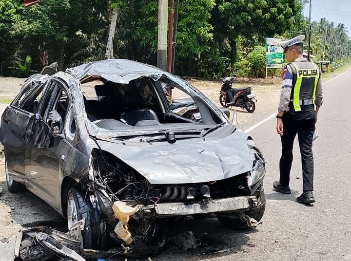 Mobil Honda Jazz dengan nomor polisi BM 1539 FK menabrak sebuah warung di Jalan Umum Nagari Pilubang, Kecamatan Sungai Limau, Kabupaten Padang Pariaman, Selasa (25/8/2026) sekitar pukul 11.30 WIB,
