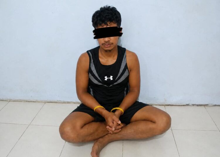 F (40) ditangkap Tim Elang Timur Satuan Reserse Narkoba (Satresnarkoba) Polres Pasaman karena diduga mengedarkan sabu di kawasan Sungai Manis, Kecamatan Rao, Kabupaten Pasaman, Senin (24/8/2026) dini hari.