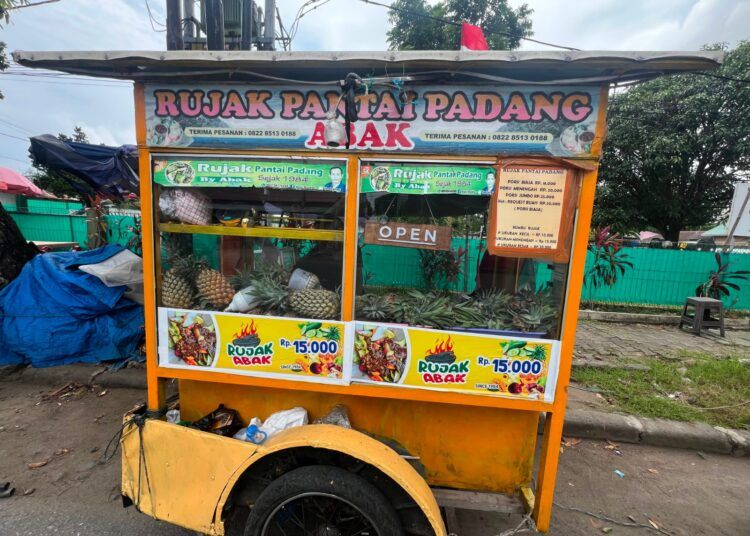 Rujak Mukhtar di Pantai Padang