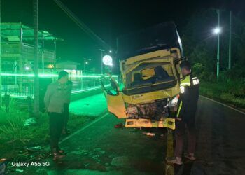 Dua Mobil Barang Bertabrakan di Singkarak Solok, Sopir 72 Tahun Patah Kaki
