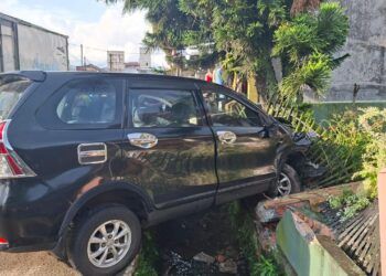 Avanza Hilang Kendali di Padang Pariaman, Tabrak 2 Mobil dan Pagar Rumah