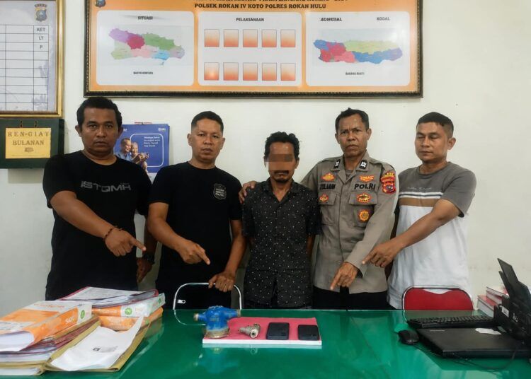 Polisi menangkap pria berinisial RR (36) yang diduga terlibat pencurian di Kampung Limau Asam, Nagari Asam Kamba, Kecamatan Bayang, Pesisir Selatan.